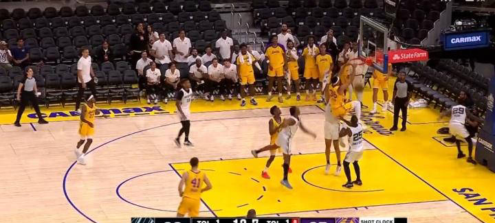 九游官方网站湖人球星三分绝杀，全场观众热烈欢呼，文章数据留言.