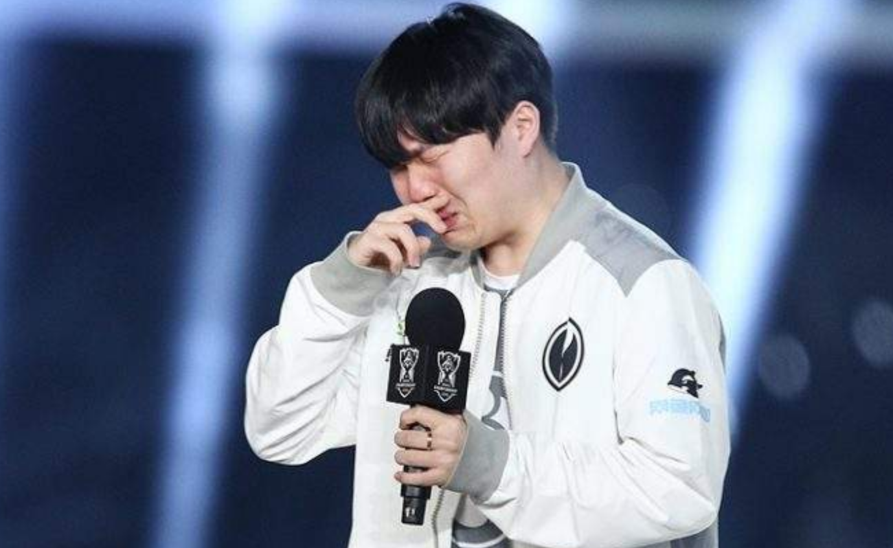 莱万多夫斯基遭遇十五连败,FPX教练面临压力!  莱万多夫斯基遭遇十五连败,FPX教练面临压力!